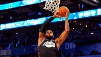 LeBron dan Damian Lillard mendorong tim mereka untuk menipiskan jarak di akhir kuarter. Namun hanya berhasil memangkas selisih tiga poin, dengan kuarter berakhir 95-82 untuk keunggulan tim Giannis. Bob Donnan/Reuters.