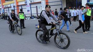 Polisi Bersepeda Amankan Laga Persib vs Arema
