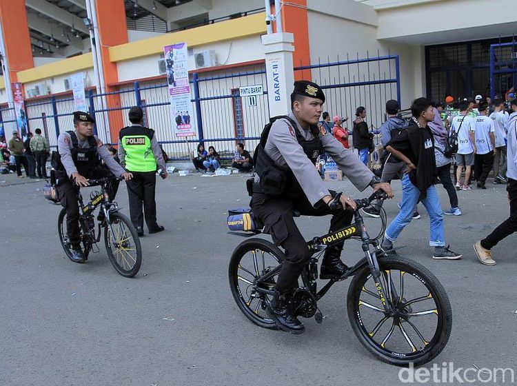 Polisi Bersepeda Amankan Laga Persib vs Arema