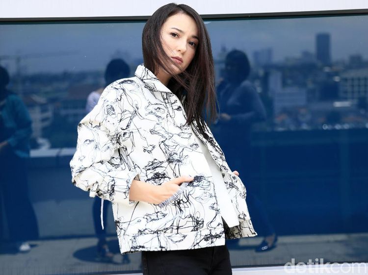 Julie Estelle, Sang Pemberontak dan Pembela HAM di Foxtrot Six