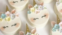 Berwarna putih. Dessert unciorn yang cantik ini rasanya tak ingin di lahap. Lebih cocok sebagai pajangan. Foto: Instagram@sugarspoonbakery