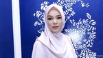 Segarkan Harimu dengan Penampilan Dewi Sandra