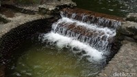 Kedalamannya 1,5 meter, air yang jernih menjadikan dasar sungai tampak menggoda untuk segera berenang (Aji Kusuma/detikTravel)  