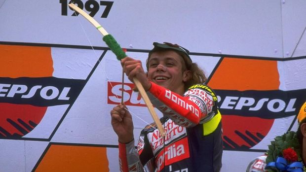 Valentino Rossi merayakan kemenangan di GP Inggris kelas 125cc pada 1997