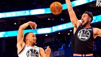 Laga semakin ketat di kuarter terakhir. Tembakan tiga poin Curry dan DAngelo Russell sempat membawa tim Giannis memimpin 148-142. Bob Donnan/Reuters.