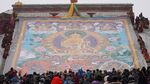 Melihat Lebih Dekat Festival Menjemur Buddha di Tibet