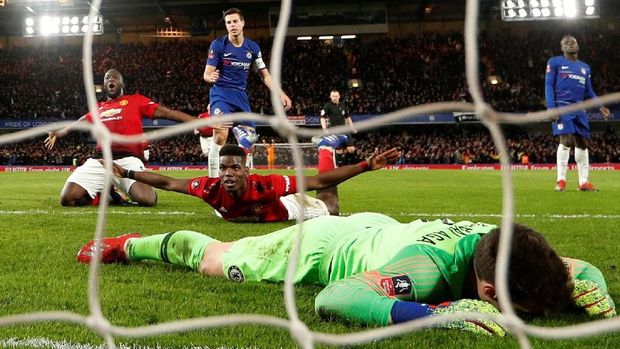 Paul Pogba merayakan gol ke gawang Chelsea di Piala FA.