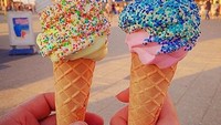 Wah Lebby sedang menikmati es krim cone. Saking sukanya, ia sampai membeli dua es krim sekaligus. Foto: instagram @lebbywilayati