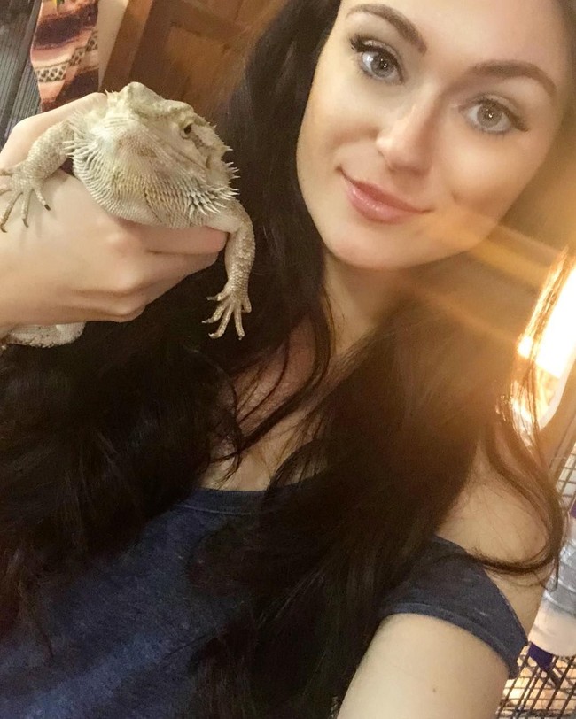 Sejak kecil Adri memang sudah mencintai binatang. Wanita 31 tahun ini, kini berbagi rumah dengan 22 babi, 12 anjing, delapan ayam, enam kucing, empat burung beo, empat kuda, empat burung merak, empat tikus, tiga marmut, dua kambing, dua bebek, dua sapi, dua anak sapu, dua alcapa, dua musang, kadal, hamster, kelinci, hingga ular piton. Foto: Instagram/@adrirachelle