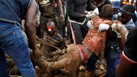 Poros dan terowongan bawah tanah tambang emas itu banjir akibat bendungan meledak, pada Selasa (12/2). REUTERS/Philimon Bulawayo.