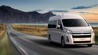 Toyota Hiace kini memiliki hidung. Menggunakan desain semi-hood, secara tidak langsung mesin tidak lagi diposisikan di gardan depan. Foto: Dok. Toyota