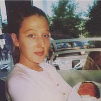 Jika menengok penampilannya masa lalu, publik akan dibuat tercengang. Sindy punya dada yang kecil, ia bahkan tak suka dandan. Foto: dok. Barcroft TV