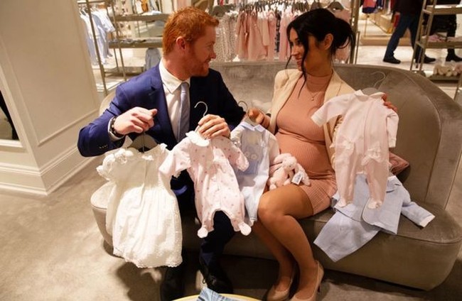 Foto lainnya tampak Meghan dan Harry tengah memilih baju bayi.  Foto: dok. Alison Jackson
