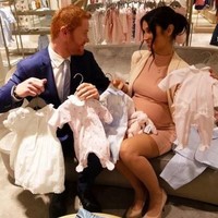 Foto lainnya tampak Meghan dan Harry tengah memilih baju bayi.  Foto: dok. Alison Jackson