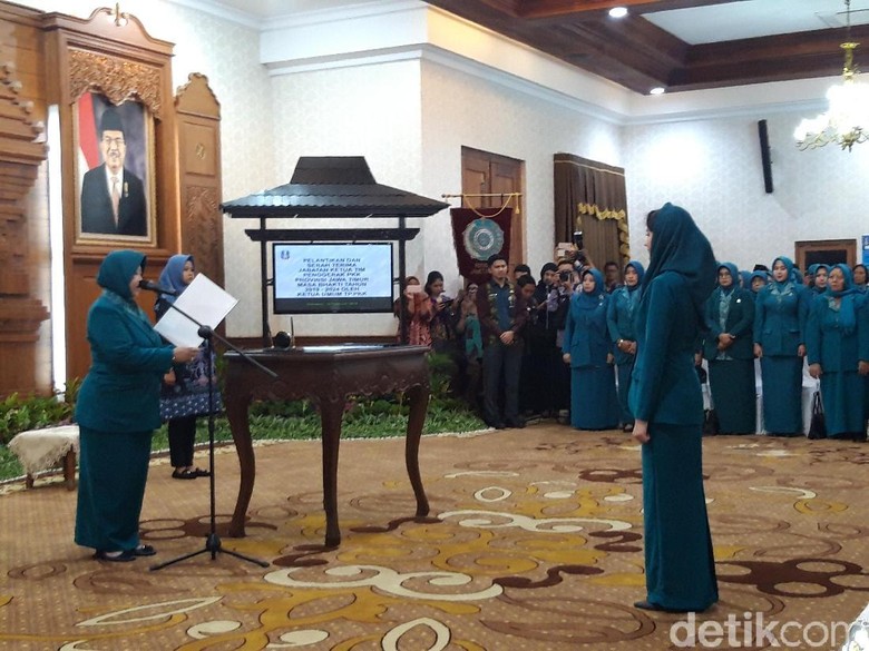 Arumi Bachsin Dilantik Jadi Ketua Tim Penggerak PKK Jatim Arumi Bachsin Dilantik Jadi Ketua Tim Penggerak PKK Jatim