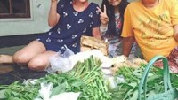 Waduh Lebby dan Dewi Persik juga pernah pose bersama di depan tukang sayur. Ada berbagai sayuran hingga ikan asin. Foto: instagram @lebbywilayati