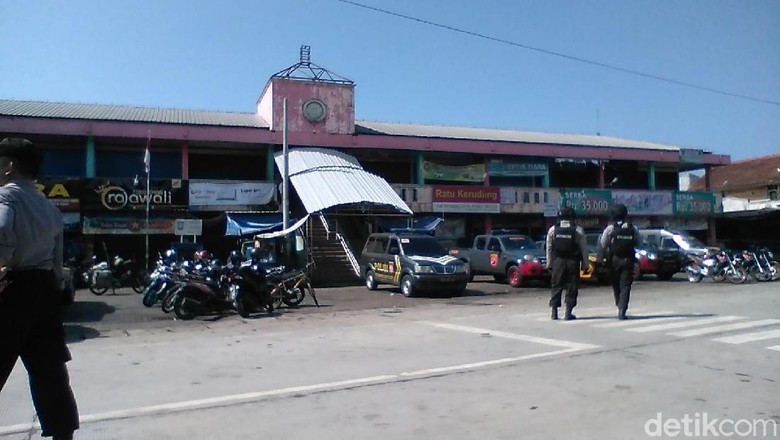 Polisi Bawa Bungkusan dari Lokasi Ledakan di Pasar Sampang Cilacap Polisi Bawa Bungkusan dari Lokasi Ledakan di Pasar Sampang Cilacap
