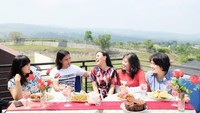 Datang ke acara arisan, Rey pilih restoran keren yang menghadap langsung ke pemandangan alam indah. Wah, kira-kira sedang ngobrolin apa ya? Foto: Instagram @reyutami