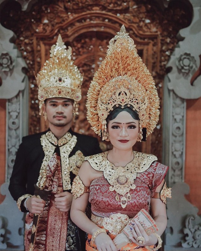 Pernikahan Gusti Ngurah Berlin Bramantara dan Anastasia Phanasta digelar pada 16 dan 17 Februari 2019. Pesta pernikahan mereka yang digelar meriah diadakan di toko oleh-oleh Krisna di Desa Wisata Blangsinga, Gianyar, Bali. Foto: Instagram @Allseasonsphoto, Instagram @rivieraeventorganizer