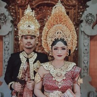 Pernikahan Gusti Ngurah Berlin Bramantara dan Anastasia Phanasta digelar pada 16 dan 17 Februari 2019. Pesta pernikahan mereka yang digelar meriah diadakan di toko oleh-oleh Krisna di Desa Wisata Blangsinga, Gianyar, Bali. Foto: Instagram @Allseasonsphoto, Instagram @rivieraeventorganizer