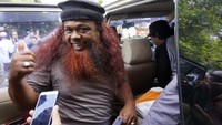 Narapidana kasus terorisme Noim Baasyir memberi isyarat jempol saat dikonfirmasi wartawan sekeluarnya dari Lembaga Pemasyarakatan Kelas IIB Tulungagung, Jawa Timur, Selasa (19/2/2019).