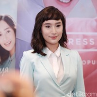 Sementara Tatjana Saphira lebih suka tampilan yang kasual bahkan boyish. Terlihat saat ia tampil di acara Press Conference Wardah ‘Feel The Beauty’ , ia memilih setelan blazer bernuansa biru muda yang chic. Foto: Silmia Putri/Wolipop