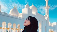 Dilihat detikTravel dari Instagram pribadinya, penyanyi Camila Cabello baru-baru ini mendatangi Masjid Sheikh Zayed. Dia pun menggenakan hijab (Instagram/camila_cabello)