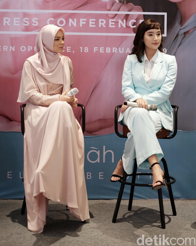 Siapa yang tak kenal Dewi Sandra dan Tatjana Saphira? Dua selebriti Tanah Air populer karena membintangi film-film box office di Indonesia. Wajah cantik mereka pun banyak diidolakan banyak orang. Foto: Silmia Putri/Wolipop