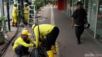 Penampakan kabel semrawut yang tengah dirapikan oleh para petugas Dinas Bina Marga DKI Jakarta
