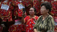 Busana khas Tionghoa juga dijual disini.