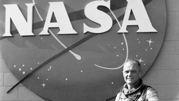 John Glenn, yang juga terjun di Perang Dunia II dan Perang Korea sebagai pilot militer, terpilih pada tahun 1959 sebagai satu dari tujuh astronot Proyek Mercury dalam misi mengorbit Bumi. (Foto: NASA/AFP)