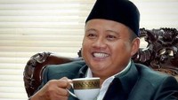 Mari kita memulai hari dengan secangkir kopi ditemani senyuman sang istri. Kopi sepahit apapun akan terasa manis, kata Kang Uu yang lagi tersenyum lebar. Foto: Instagram ruzhanul