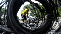 Petugas dari Dinas Bina Marga DKI Jakarta menertibkan kabel semrawut di Jalan Ir. H Juanda, Jakarta Pusat. Selasa (19/2/2019).