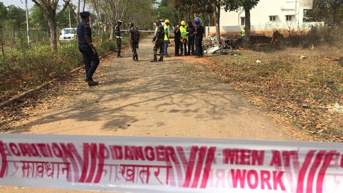 Dua pesawat tempur milik Angkatan Udara India bertabrakan di udara saat latihan untuk pertunjukan aerobatik. Satu pilot tewas akibat insiden tersebut.