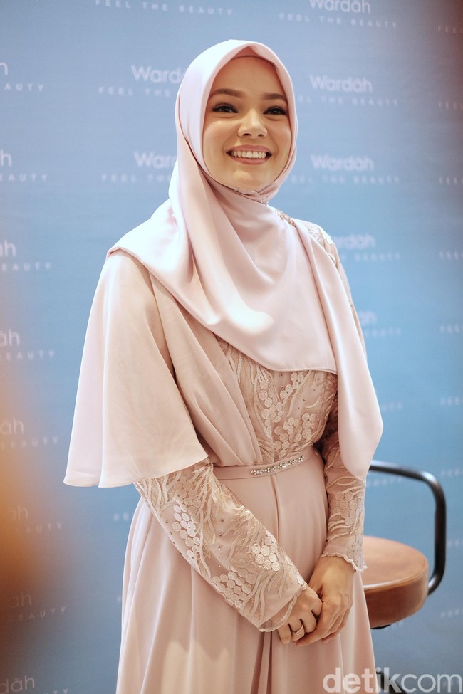 Menurut Dewi Sandra, kecantikan tak bisa diukur dari warna kulit, tinggi badan, atau seberapa mancung hidung kita. Bagi Dewi Sandra, setiap wanita dilahirkan cantik. Tinggal bagaimana kita menjaga kecantikan dari dalam. Foto: Silmia Putri/Wolipop