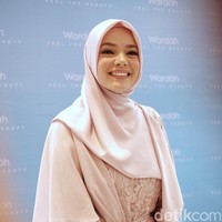 Menurut Dewi Sandra, kecantikan tak bisa diukur dari warna kulit, tinggi badan, atau seberapa mancung hidung kita. Bagi Dewi Sandra, setiap wanita dilahirkan cantik. Tinggal bagaimana kita menjaga kecantikan dari dalam. Foto: Silmia Putri/Wolipop