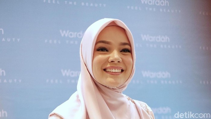 Beda Gaya Dewi Sandra dan Tatjana Saphira
