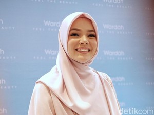 7 Fakta Dewi Sandra, Pindah Keyakinan Dua Kali