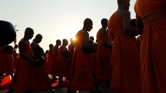 Perayaan Makha Bucha merupakan upacara keagaamaan terbesar di Thailand. Pada perayaan itu, warga Buddha bersembahyang dan memberikan sedekah kepada para biksu.