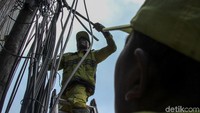 Kabel-kabel itu dipangkas oleh petugas untuk kemudian diangkut ke truk.