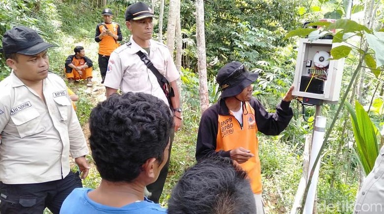 BPBD Banjarnegara Pasang EWS di Lokasi Tanah Gerak BPBD Banjarnegara Pasang EWS di Lokasi Tanah Gerak