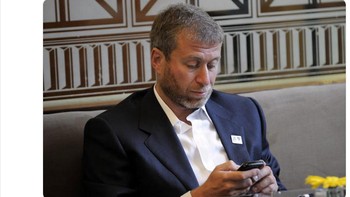Meme Roman Abramovich minta bantuan Guus Hiddink, yang beberapa kali jadi manajer sementara Chelsea, untuk jadi penyelamat. (Foto: Internet/Twitter)