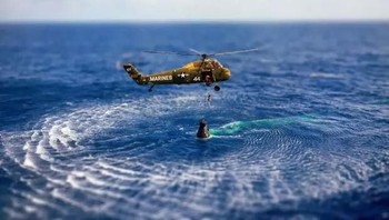 Helicopternya terlihat seperti mainan. Foto: Ultralink