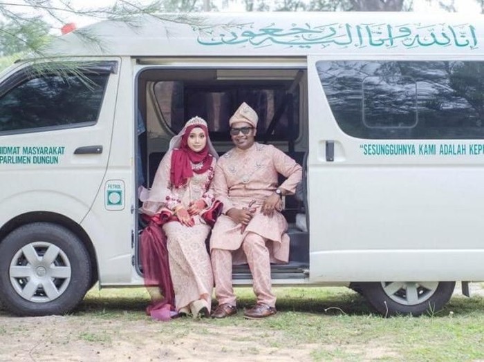 Viral Foto Pernikahan Pasangan dengan Latar Mobil Jenazah Viral Foto Pernikahan Pasangan dengan Latar Mobil Jenazah