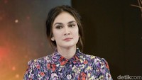 Luna terlihat cantik menawan dengan dress bermotif floral. Pool/Noel/detikFoto.