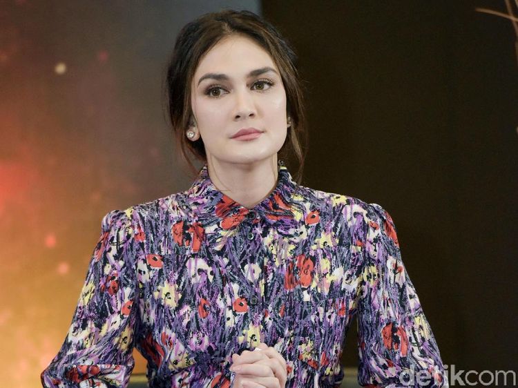 Pesona Luna Maya dengan Dress Floral