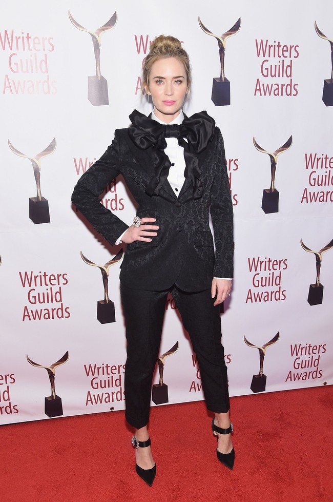 Seperti suaminya, tuksedo Emily juga dipadu dasi-dasi kupu. Namun, dasi tersebut hadir dalam versi yang superbesar.  Foto: Getty Images