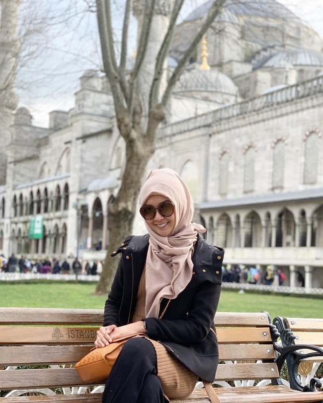 Kevin memilih pashmina dengan warna netral untuk berjalan-jalan.Di kesempatan lain, Kevin memilih khimar instan untuk tampilan hijabnya. Khimar instan memang praktis dan cocok dipakai ibadah umrah. Foto: Instagram/kevinlln