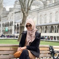 Kevin memilih pashmina dengan warna netral untuk berjalan-jalan.Di kesempatan lain, Kevin memilih khimar instan untuk tampilan hijabnya. Khimar instan memang praktis dan cocok dipakai ibadah umrah. Foto: Instagram/kevinlln