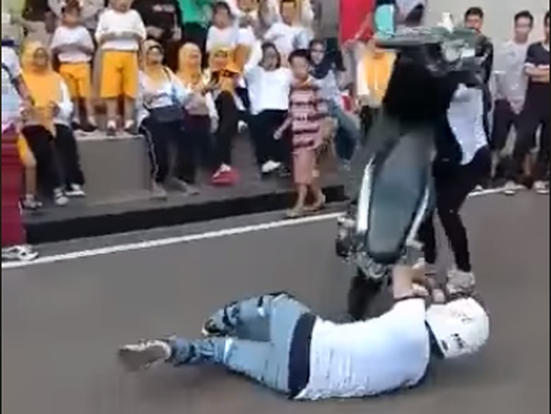 Niat Kiss Stoppie Malah Jungkir Balik. Foto: Screenshot Facebook Niat Kiss Stoppie Malah Jungkir Balik. Foto: Screenshot Facebook